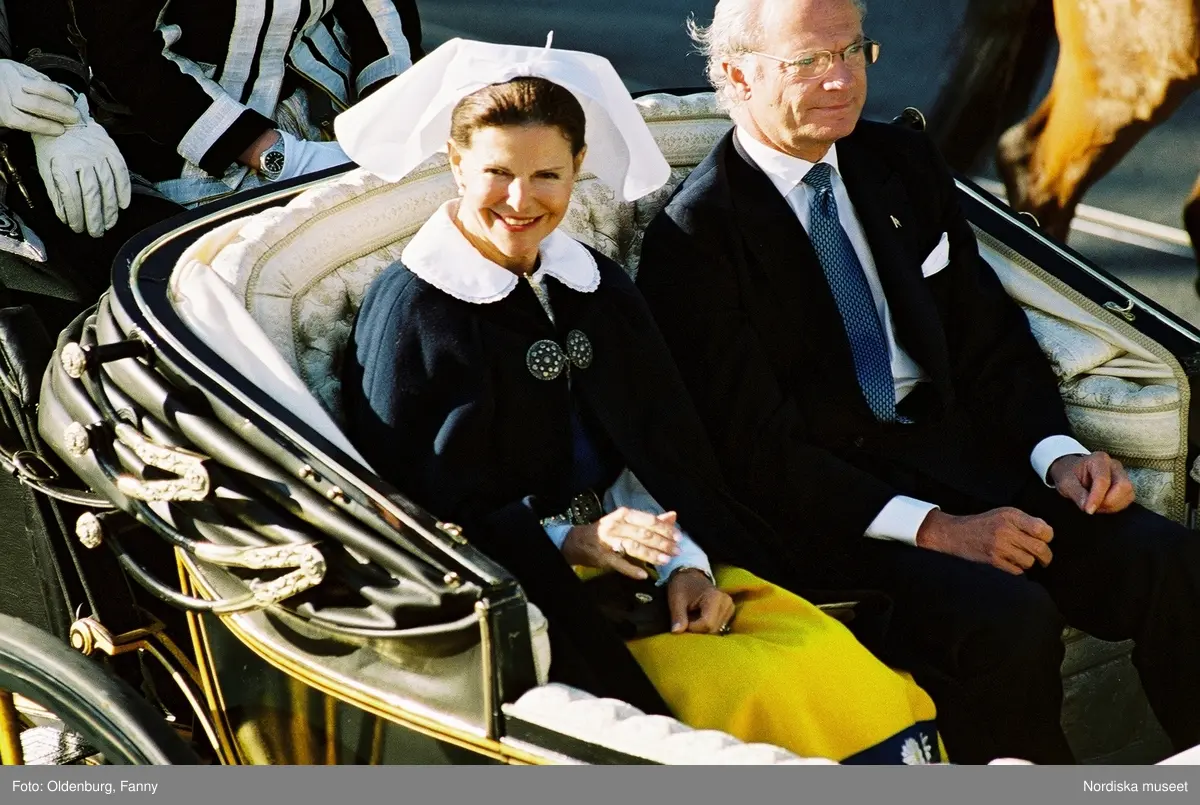 Firandet av den svenska nationaldagen den 6 juni 2004. Kortege med den kungliga familjen i hästdragna vagnar till Skansen. Kungliga Livgardets Dragonbataljon.