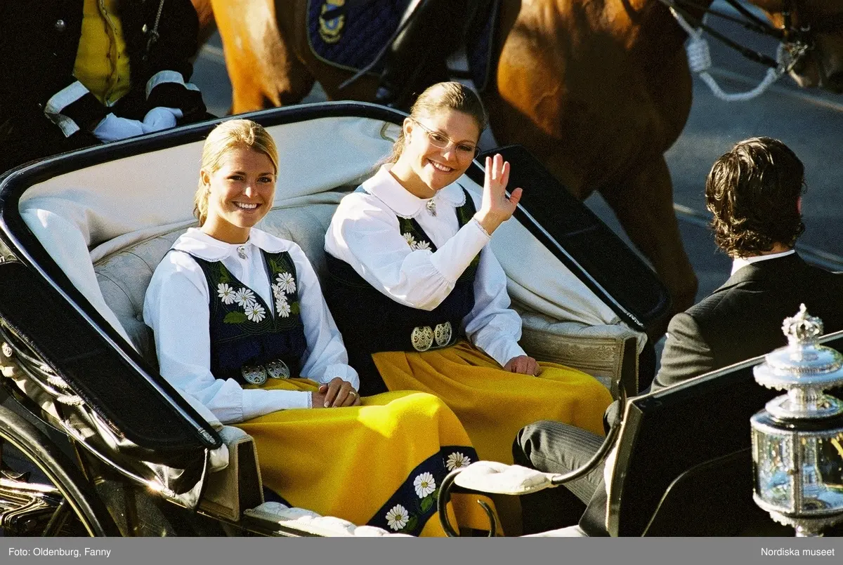 Firandet av den svenska nationaldagen den 6 juni 2004. Kortege med den kungliga familjen i hästdragna vagnar till Skansen. Kungliga Livgardets Dragonbataljon.