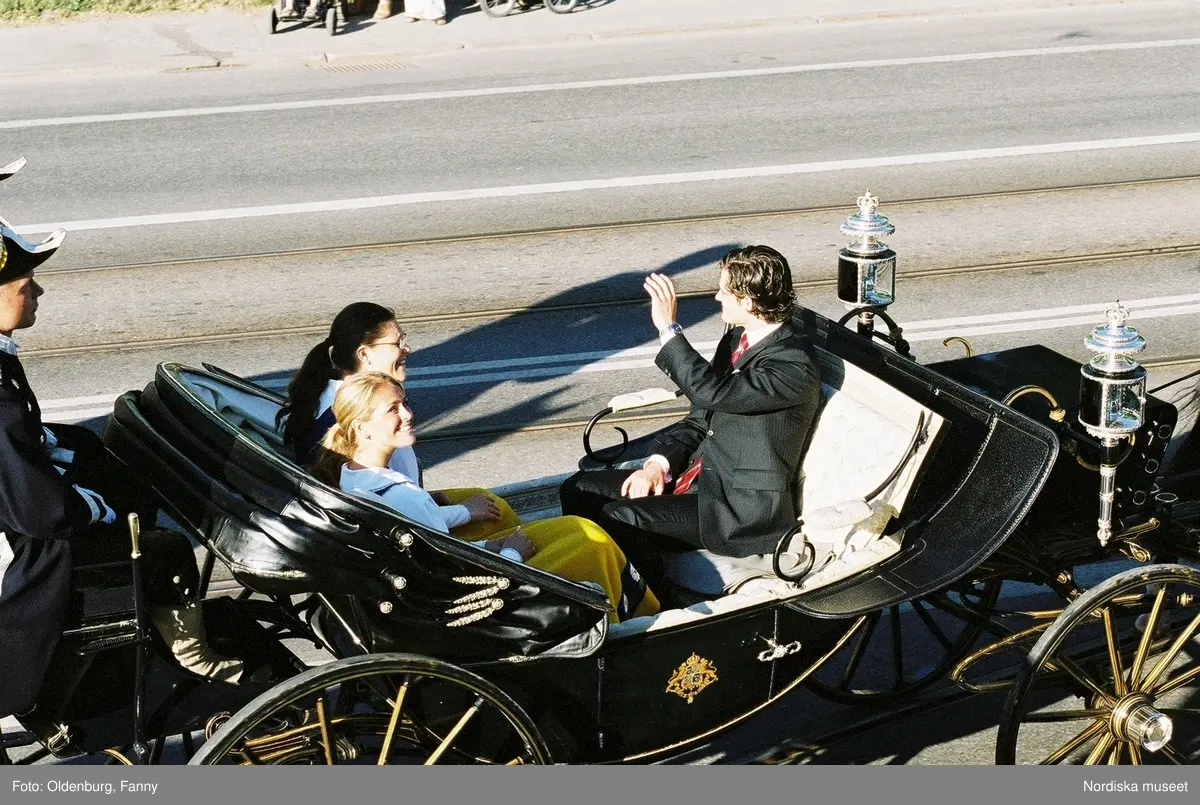 Firandet av den svenska nationaldagen den 6 juni 2004. Kortege med den kungliga familjen i hästdragna vagnar till Skansen. Kungliga Livgardets Dragonbataljon.