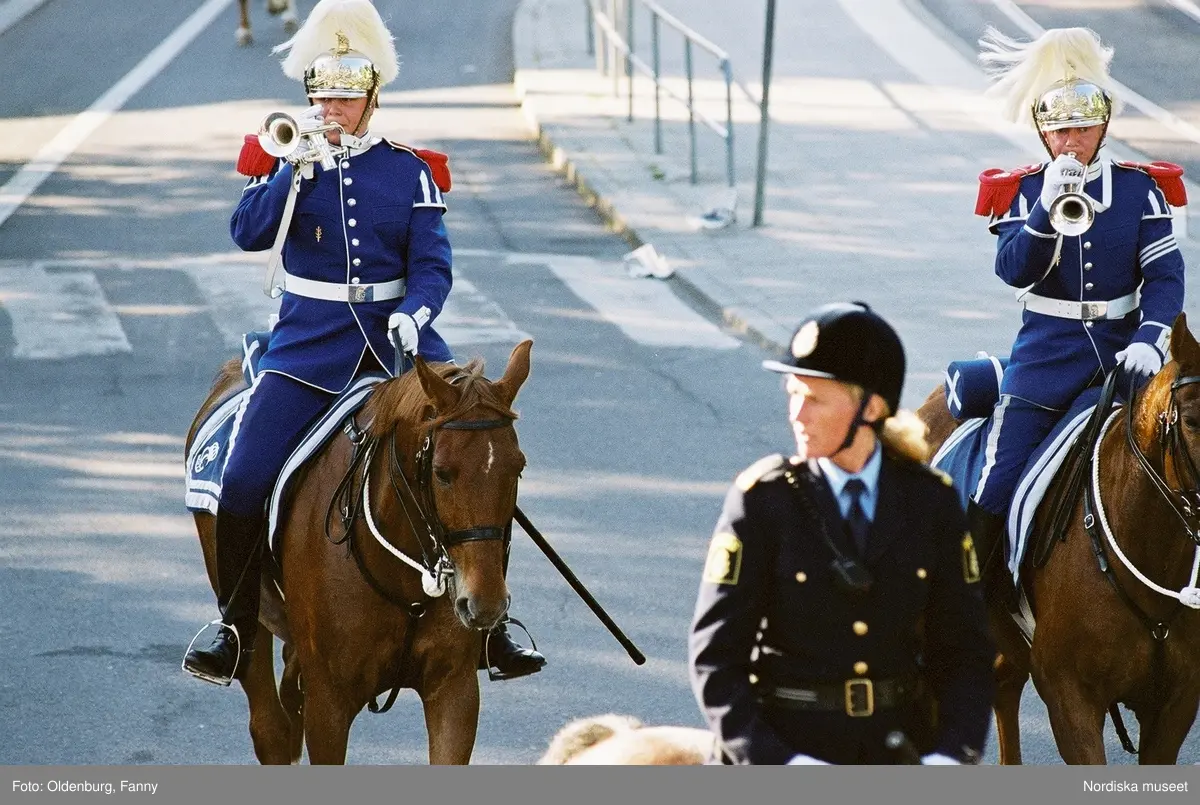 Firandet av den svenska nationaldagen den 6 juni 2004. Kortege med den kungliga familjen i hästdragna vagnar till Skansen. Kungliga Livgardets Dragonbataljon.