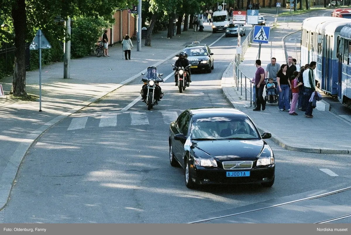 Firandet av den svenska nationaldagen den 6 juni 2004. Kortege med den kungliga familjen i hästdragna vagnar till Skansen. Kungliga Livgardets Dragonbataljon.