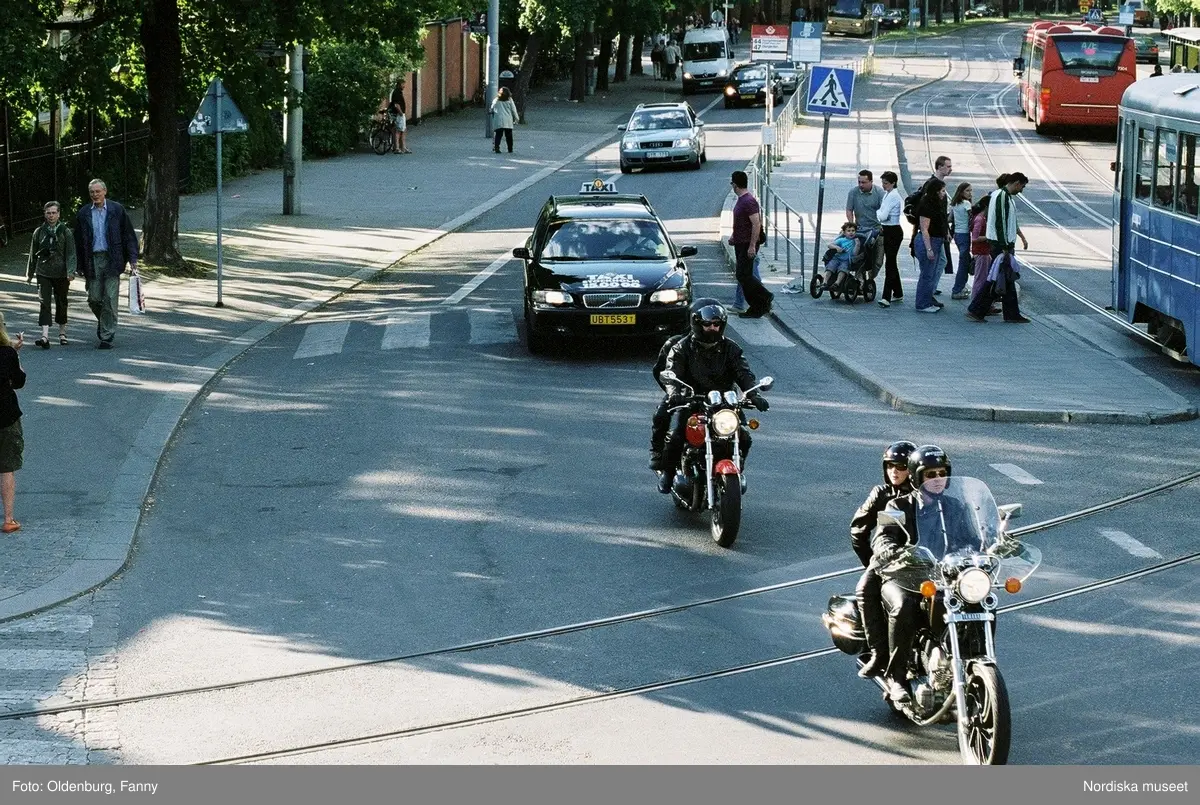 Firandet av den svenska nationaldagen den 6 juni 2004. Kortege med den kungliga familjen i hästdragna vagnar till Skansen. Kungliga Livgardets Dragonbataljon.