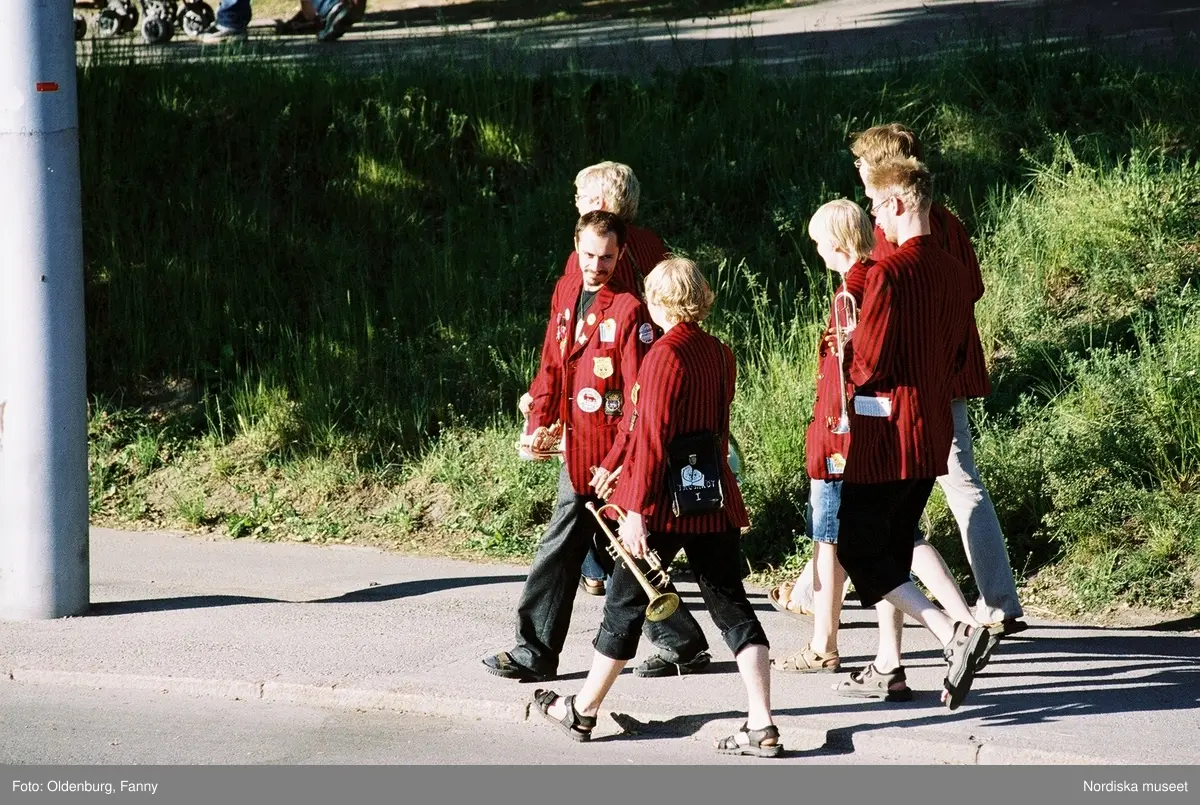 Firandet av den svenska nationaldagen den 6 juni 2004. Kortege med den kungliga familjen i hästdragna vagnar till Skansen. Kungliga Livgardets Dragonbataljon.