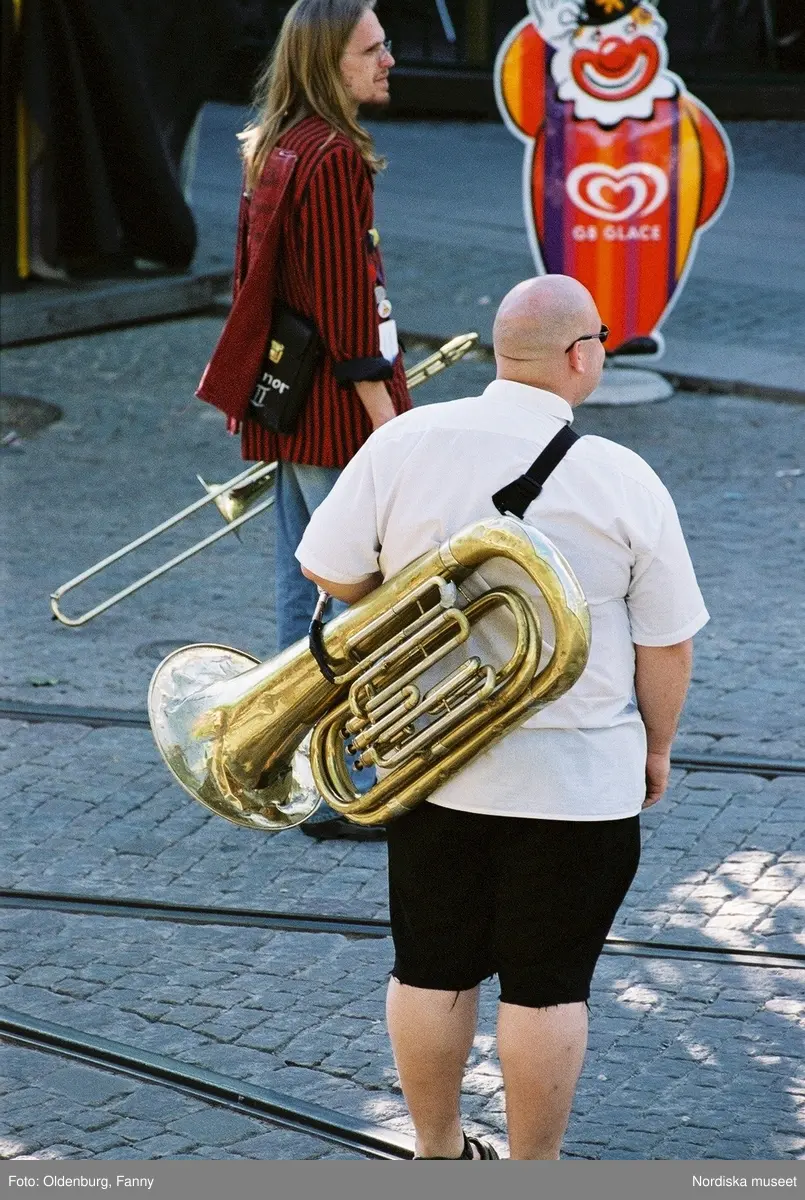 Firandet av den svenska nationaldagen den 6 juni 2004. Kortege med den kungliga familjen i hästdragna vagnar till Skansen. Kungliga Livgardets Dragonbataljon.