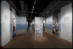 Fotodokumentation av utställningen Män i baddräkt.


Män i b