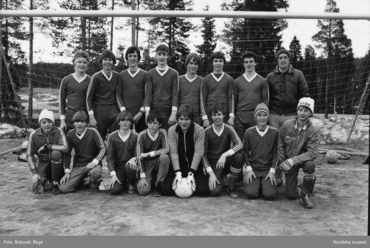 Storuman 1982. Bar i centrum, matgäster. Fotbollsmatch och åskådare.