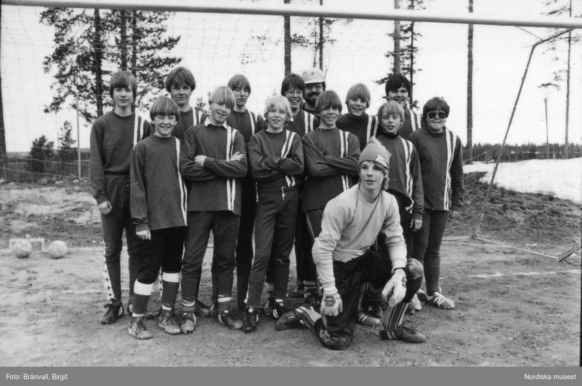 Storuman 1982. Bar i centrum, matgäster. Fotbollsmatch och åskådare.