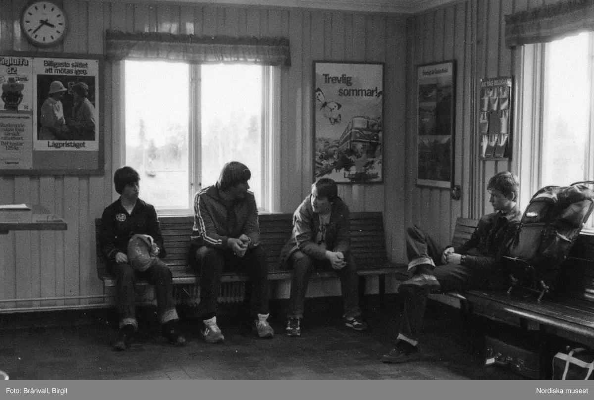Storuman 1982. Stationsområdet, biljettlucka, vänthall, personal och resande.
Ungdomsgård.