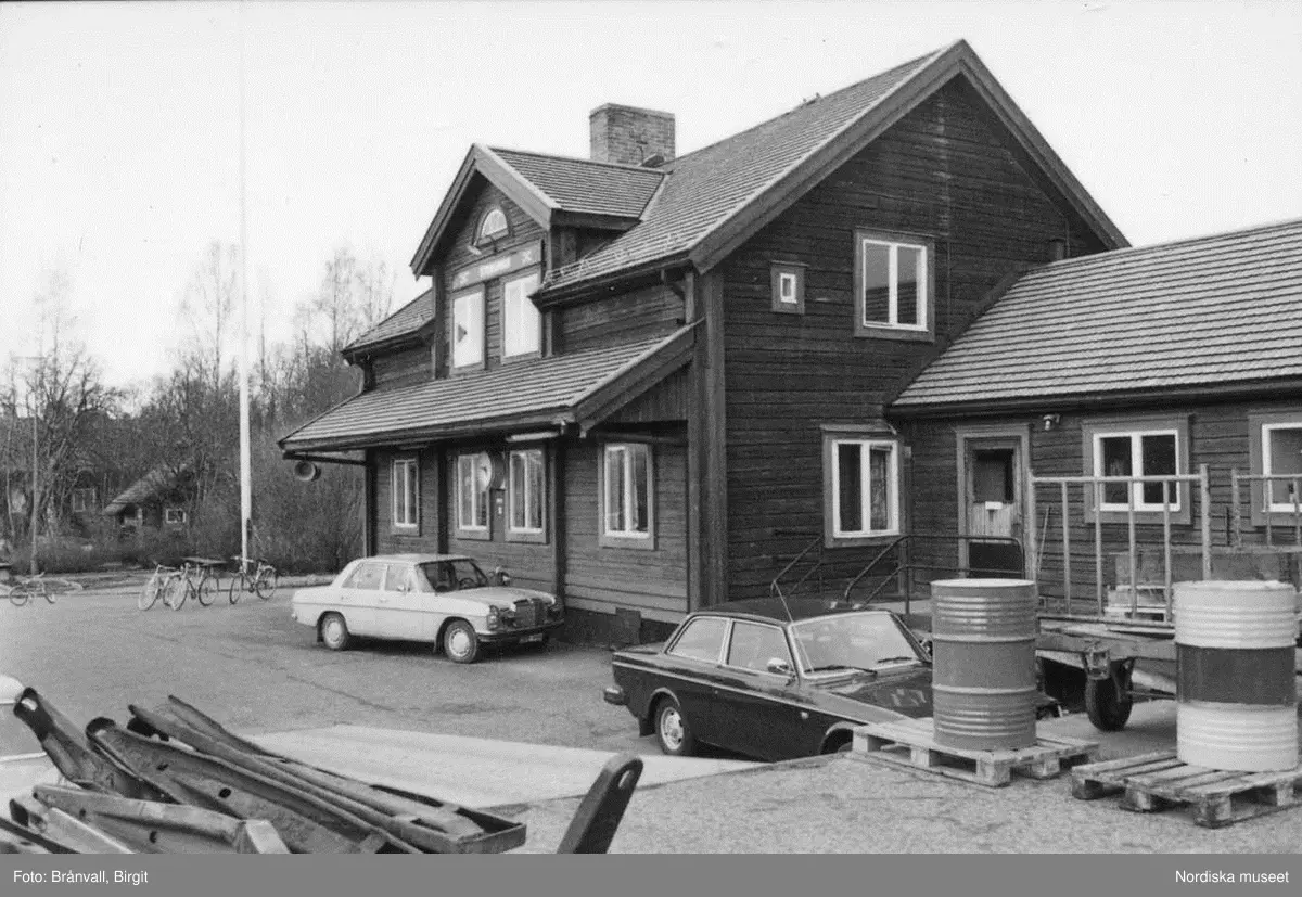 Storuman 1982. Stationsområdet, biljettlucka, vänthall, personal och resande.
Ungdomsgård.