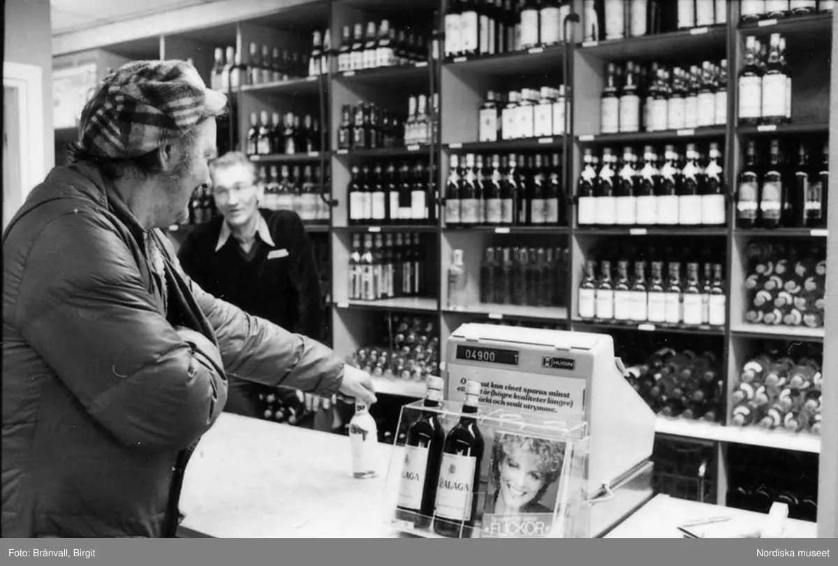 Storuman 1982. Systembolaget. Personal och kunder under en eftermiddag i slutet av veckan.