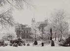 Universitetet i Lund. Snö på marken och frostiga träd.