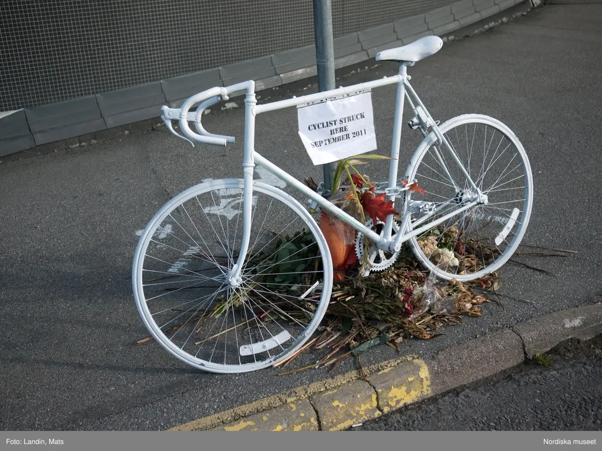 Cykelolycka. Åminnelse minnesplats över en förolyckad cyklist. 
Kvinnan blev påkörd i trafikkarusellen i Pelikanslingan Slussen av en lastbil som svängde höger. 22 sept 2011