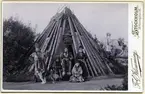 Familjen Macke Åren vid samevistet på Skansen år 1896. Familjen Macke Åren från Frostviken, Jämtland, Nejla och Inga, med barnen, var anställda av Artur Hazelius i vistet från april till september varje år mellan 1892 och 1899.