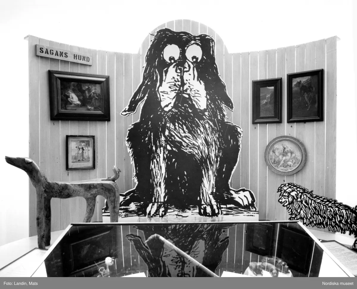Utställningen "Hunden" på Nordiska museet 1989.Svartvit dokumentation av miljöer och montrar. Sagans hund, vakthunden mm