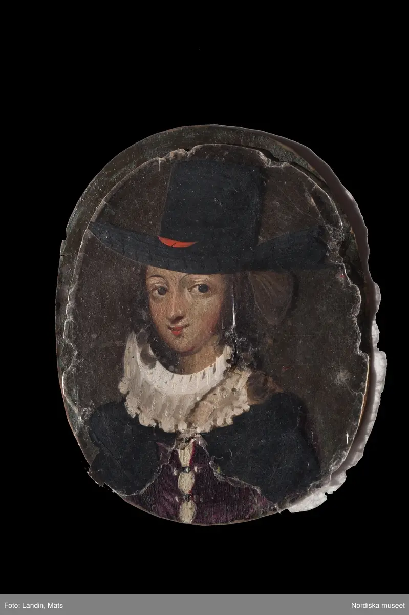 Miniatyrportätt från 1640-talet, påklädningsdocka, föreställande drottning Kristina. Till porträttet hör 13 glimmerskivor med påmålade dräktdelar, när de placeras ovanpå porträttet byter flickan kläder.
Nordiska museets föremål inv.nr 266394