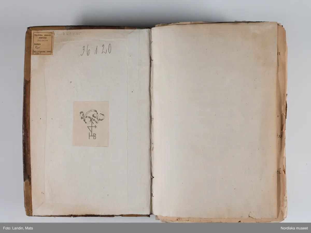 Bilder av och ur boken Trachtenbuch av Hans Weigel, tryckt 1577 i Nürnberg. Original i Nordiska museets bibliotek.

Habitvs Præcipvorvm Popvlorvm, Tam Virorvm Qvam fœminarum Singulari arte depicti.
Dräkt, dräktskick bilder från Europa, Afrika, Orienten och nya Amerika.