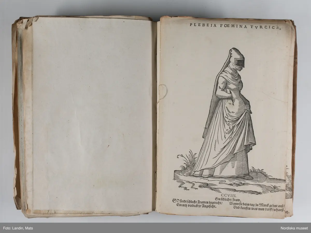 Bilder av och ur boken Trachtenbuch av Hans Weigel, tryckt 1577 i Nürnberg. Original i Nordiska museets bibliotek.

Habitvs Præcipvorvm Popvlorvm, Tam Virorvm Qvam fœminarum Singulari arte depicti.
Dräkt, dräktskick bilder från Europa, Afrika, Orienten och nya Amerika.