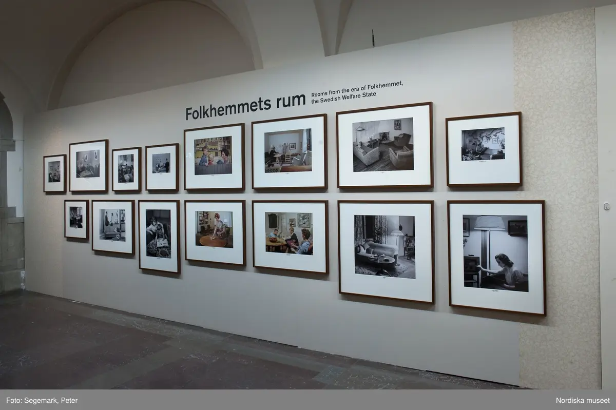 Nordiska museet Utställning Folkhemmets rum Vardagsrum
Folkhemmets rum är en serie om fem fotoutställningar där vardagsrummet, köket, sovrummet, badrummet och tvättstugan presenteras med bilder ur Nordiska museets rika  bildsamling. Från och med 28 augusti 2013 visas Vardagsrummet, med ett 30-tal fotografier av bland andra Karl Heinz Hernried, Erik Holmén och Karl Erik Granath.