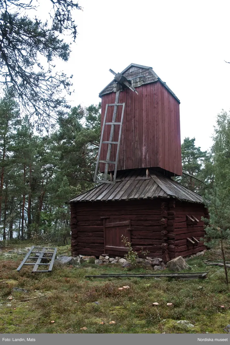 Runnö. Småland. Fiskeredskap. Tinor. Båtar. Fritidshus. Väderkvarn.  2010