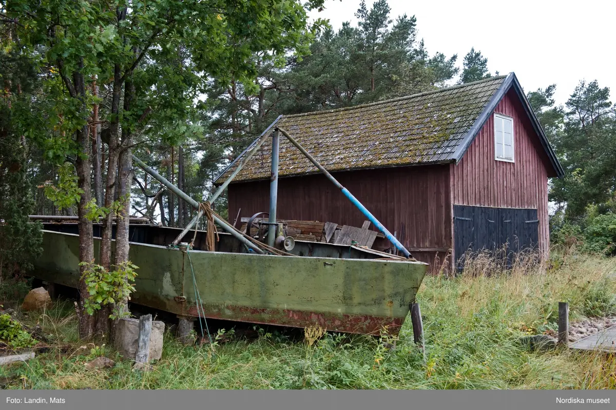 Runnö. Småland. Fiskeredskap. Tinor. Båtar. Fritidshus. Väderkvarn.  2010