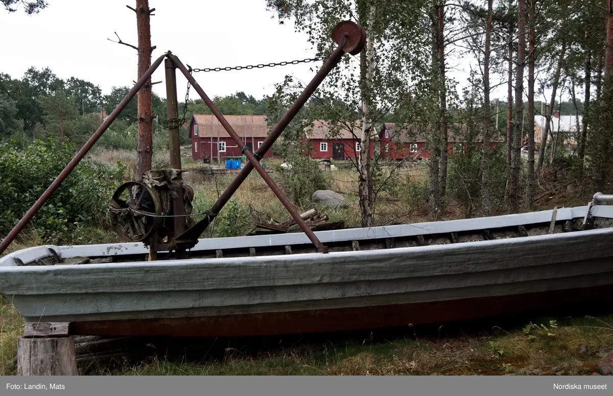 Runnö. Småland. Fiskeredskap. Tinor. Båtar. Fritidshus. Väderkvarn.  2010