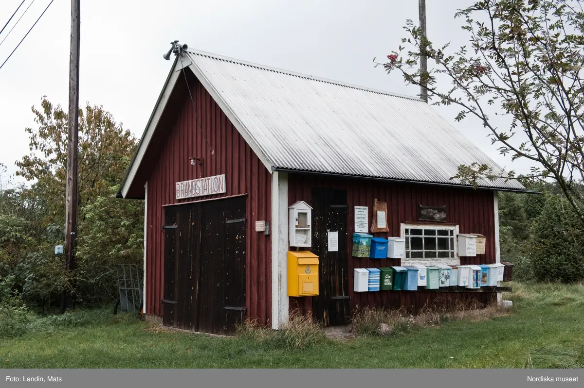 Runnö. Småland. Fiskeredskap. Tinor. Båtar. Fritidshus. Väderkvarn.  2010