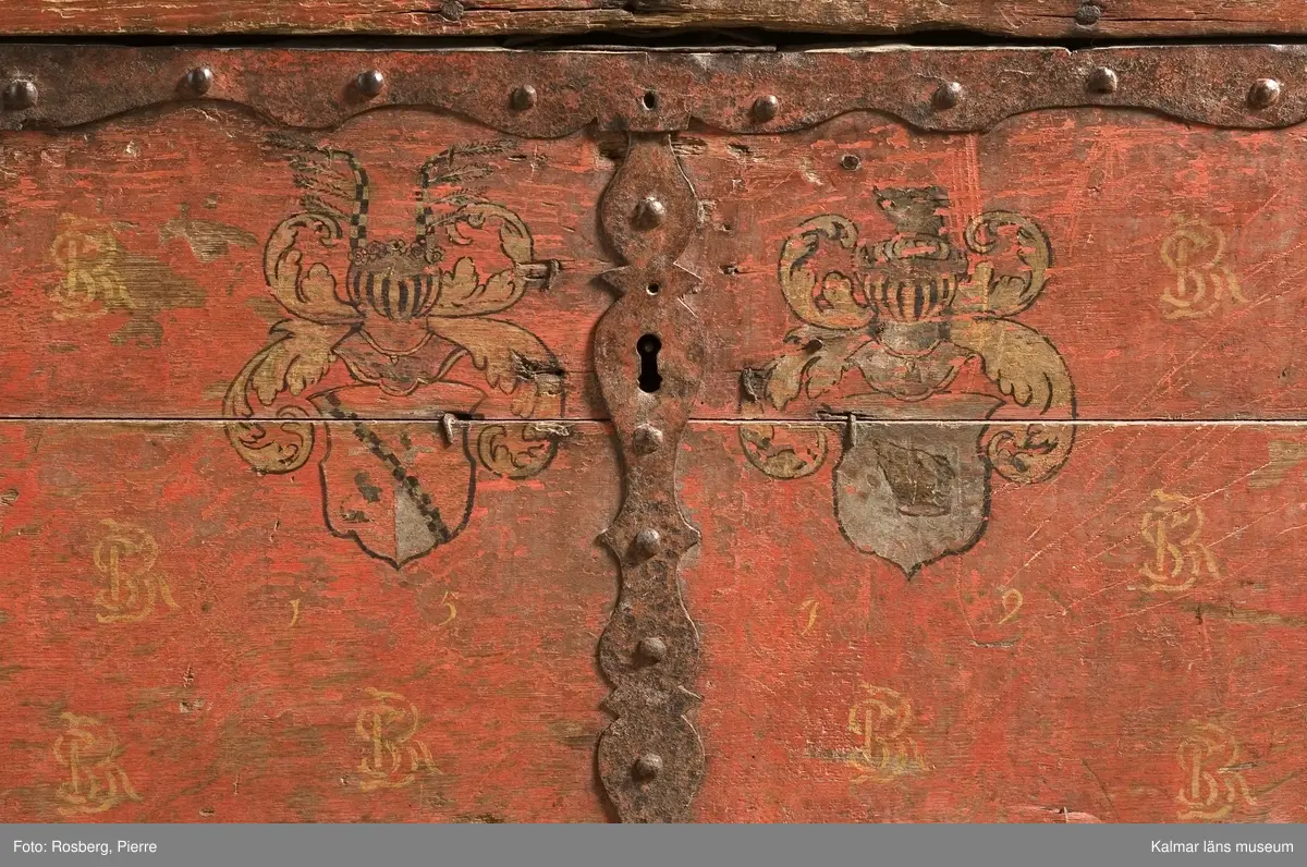 KLM 9717. Kista, brudkista, trä, färg, metall. Brudkista med välvt lock, målad i tunn, röd lasyr. Beslag, nyckelhål och två handtag av järn. Monogram: SBR och året 1579. Monogrammet ingår som ett repeterande dekorelement på kistans framsida. På framsidan två målade vapensköldar, vilka tillhör de danska ätterna Rosencrantz och Hardenberg.