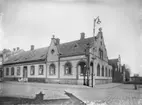 Konsul Gustav Smiths handelsgård i korsningen Algatan-Österbrogatan i kv Valfisken större. Här hade han bostad och kontor. Gården revs 1923. Här byggdes sedan Skytts sparbank.