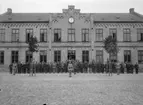 Första världskriget.  Landstormen står uppställda framför Centralskolan.