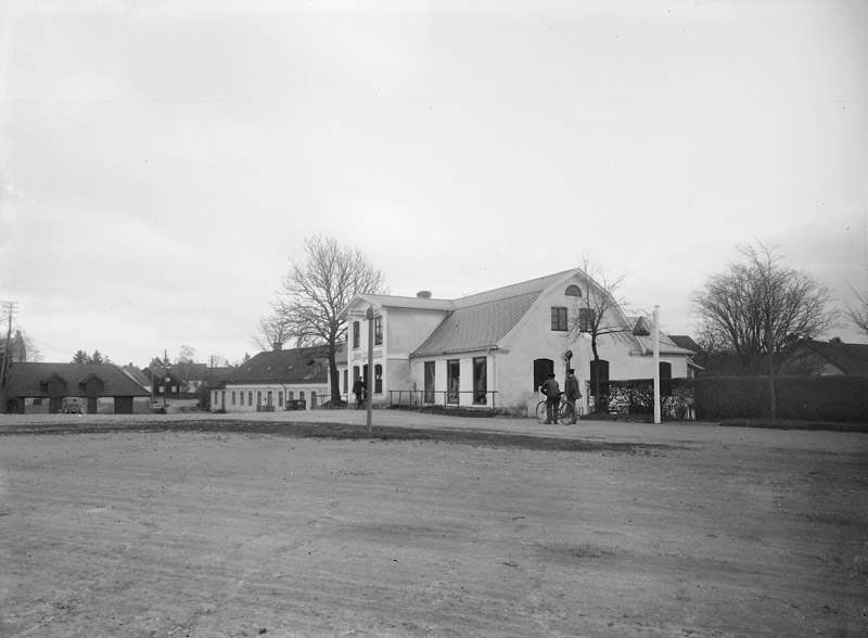 Gamla torg i Höör i början av 1900-talet. Bilden tagen från nordost i riktning mot Gästgivaregården.. Rickards plåtar