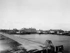 Hamnen. Trelleborgs hamn, västra kajen. Närmast i bild ser man stapelbädden till J C Petersens varv. I fonden ser man bland annat Ångkvarnen och Posten.  Hamnbygget 1939.