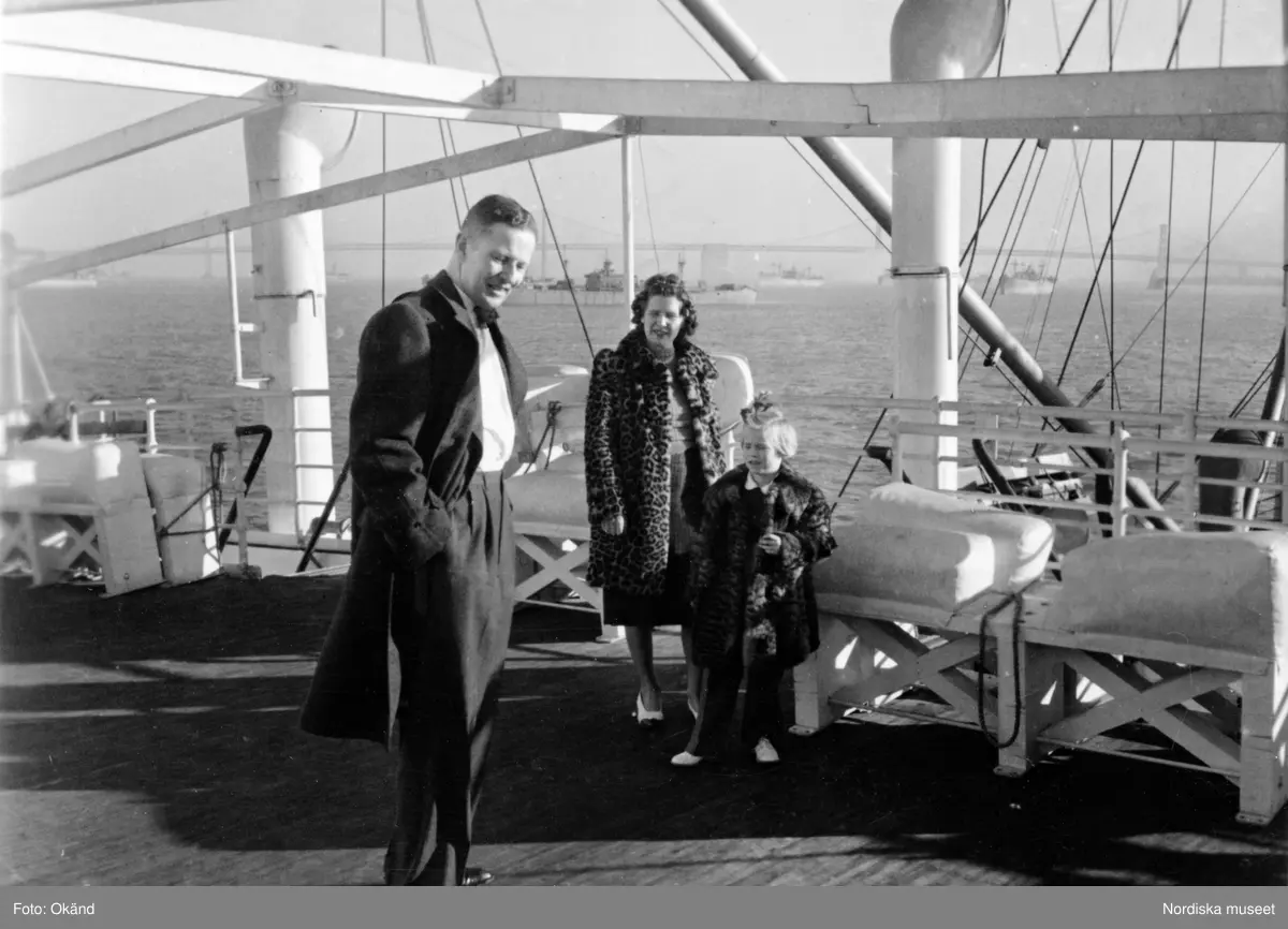 Folke Walldén (1903-1965), ingenjör samt konsul vid svenska konsultatet i Kobe, Japan mellan 1952-1965 gift med Dagmar Andersson g.Walldén (1907-1998). Paret träffades i Södertälje 1928, men redan året därpå reste Folke till Japan för att arbeta som ingenjör vid firman Gadelius & Co. i Kobe. Enligt kontraktet fick han inte vara gift. Under denna tid korresponderade paret tills Folke återvände till Sverige 1935. Paret gifte sig 1938 och flyttade därefter till Japan, där dottern Eva-Birgitta föddes 1939. Den senare har skänkt familjearkivet innehållande en rad amatörfotografier till Nordiska museets arkiv.