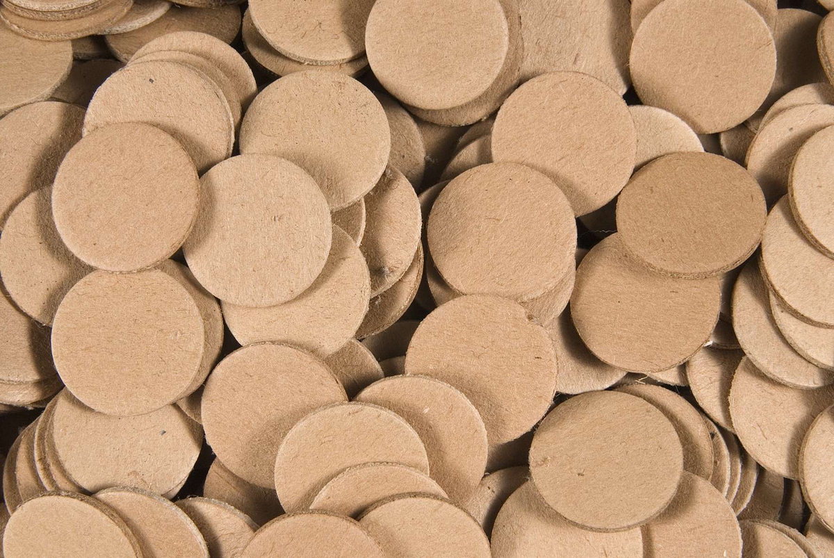 Originalförpackning, kartong av oblekt papp indelad i tre fack med 100 knappformar i tre delar, dels av svart metall, ringar och knappar med kanal, dels runda ljusbruna pappskivor. Knappformarnas diameter ca 2 cm. Ovanpå locket papperstejp, på sidan etikett med text: HAGEX H & S knappformar DUBBELMONTAGE (utan inlägg) 5 gross 36" svart Art. 2 (med kanal).
