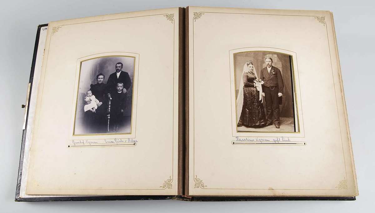 Albumet innehåller porträttfotografier, främst på personer i släkten Nyman. Förutom släkten Nyman finns fotografier på bland annat konstnären Manne Ihran, Albin Widerbäck och Henrik Wenster.