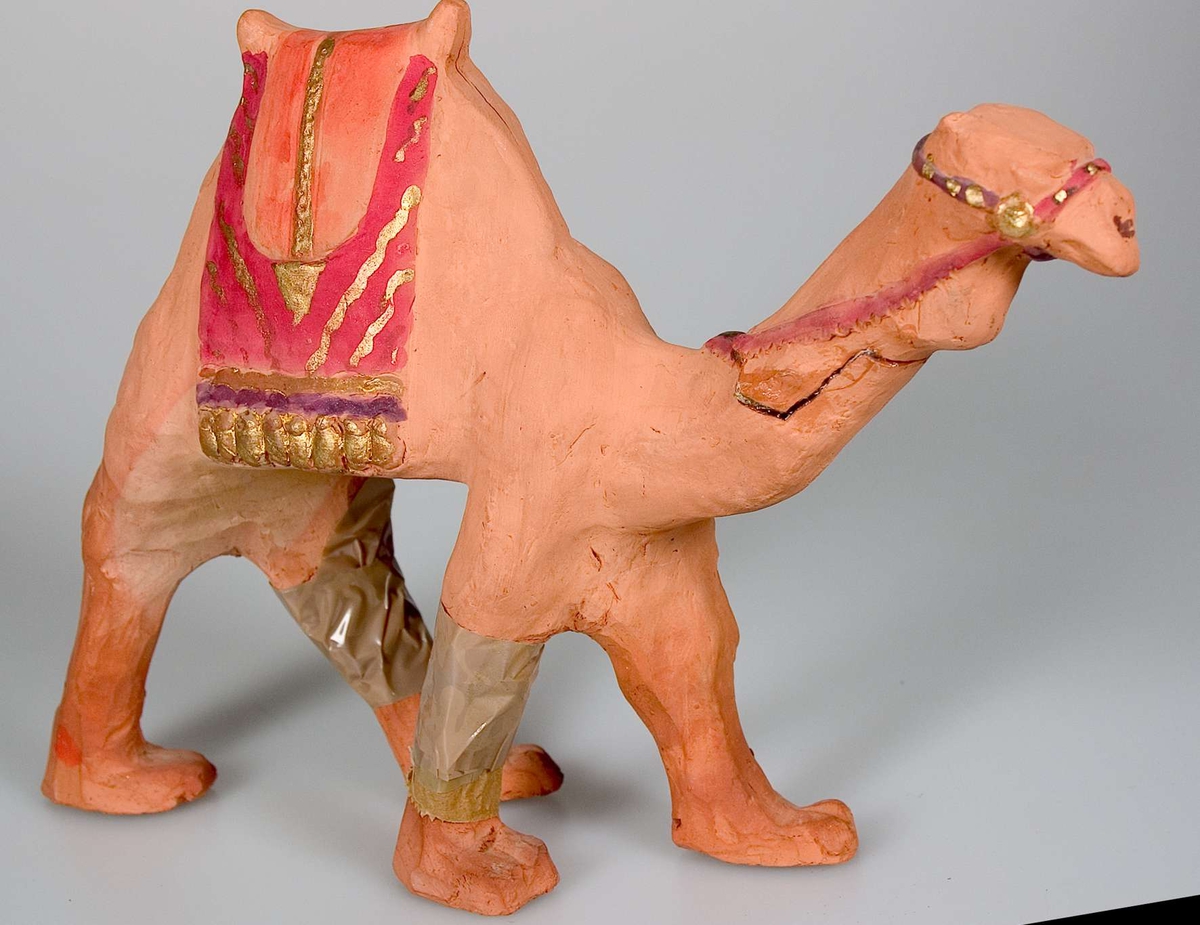 Tjugo lergodsfigurer till julkrubba. De flesta figurerna är märkta B-4252.
I gruppen ingår Maria med Jesusbarnet, Josef, tre vise män, herdar, människor med gåvor, änglar, får, en elefant och en kamel. Elefanten är till skillnad från de andra figurerna obränd. De flesta figurerna är målade. Maria med Jesusbarnet är målad i blått, rosa-lila och guld. De tre vise männen är målade i bland annat guld, grönt, blått och gult. Övriga figurer har en mer sober färgskala.
Figurerna har varierande mått. Den längste av de tre vise männen är 20,5 cm hög. De små änglarna är bara 8,5 cm höga.