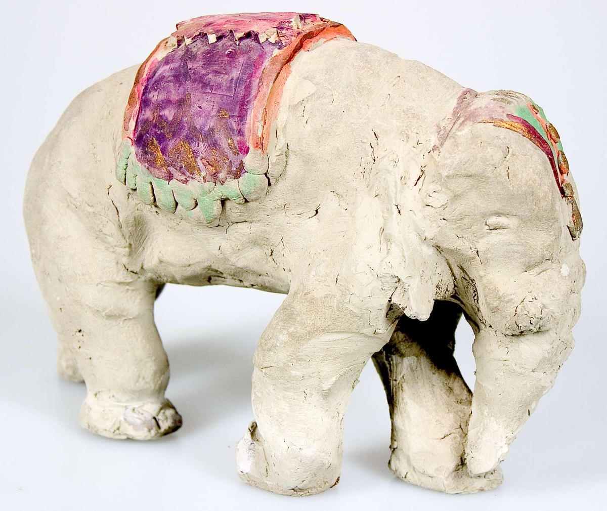 Tjugo lergodsfigurer till julkrubba. De flesta figurerna är märkta B-4252.
I gruppen ingår Maria med Jesusbarnet, Josef, tre vise män, herdar, människor med gåvor, änglar, får, en elefant och en kamel. Elefanten är till skillnad från de andra figurerna obränd. De flesta figurerna är målade. Maria med Jesusbarnet är målad i blått, rosa-lila och guld. De tre vise männen är målade i bland annat guld, grönt, blått och gult. Övriga figurer har en mer sober färgskala.
Figurerna har varierande mått. Den längste av de tre vise männen är 20,5 cm hög. De små änglarna är bara 8,5 cm höga.