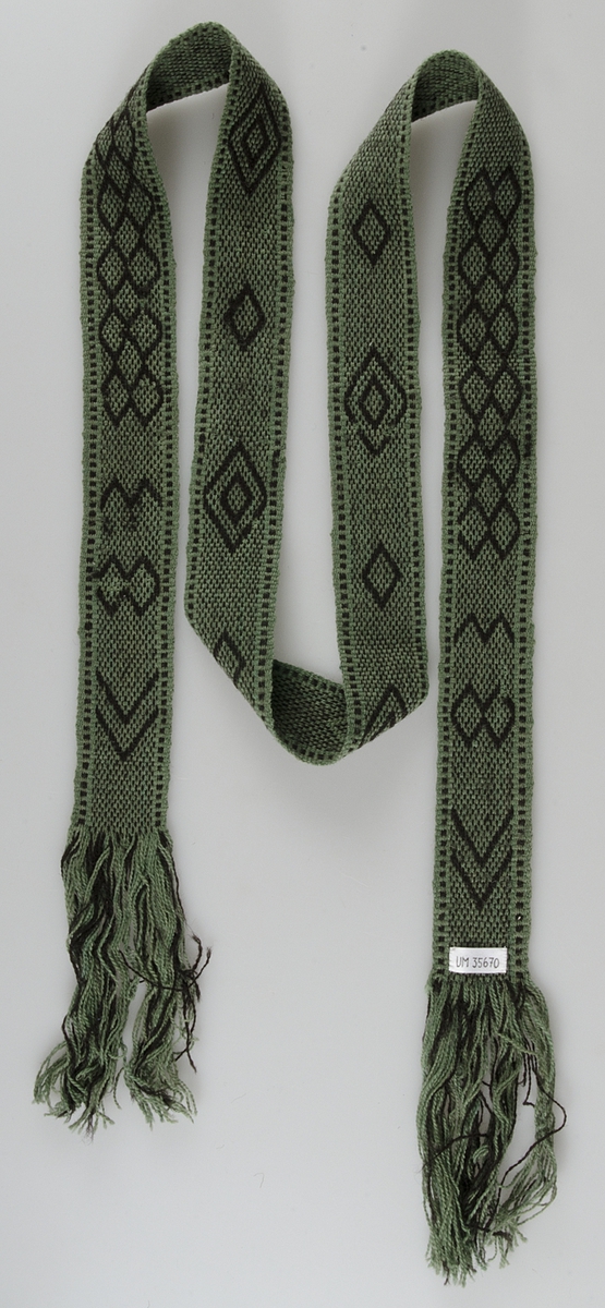 Sju stycken band vävda med tvåtrådigt ullgarn i vävtekniken upphämta. Tre av banden är i färgerna natursvart och grönt, två i färgerna i mörkt rött och natursvart, ett i rostrött och natursvart och ett i rosa och natursvart. Två av banden har inga etiketter eller någon märkning. Två har en pappersetikett med texten "UPSALA LÄNS HEMSLÖJDSFÖRENING Nr: B4141 Mka, cm 5 x 200, Pris 5:-, 2,50/m". I ena änden på två av banden finns en påsydd pappetikett med texten:
B4141
N:r 398 Stockholmsutställningen 1930
Hemslöjdshallen
Föreningens namn: Uppsala Läns Hemslöjdsförening
Adress: Upsala
Föremålets art: Pälsband
Föremålets storlek: 2 m.
Teknik: Opphämta
Teknikens ortsbenämning: Tulubband
Material: Svenskt lantfårgarn
Försäljningspris: 2:50 pr.m. 5:- st.
Kopia, bearbetning eller komposition: Kopia

Mått: Bredden varierar mellan 5,5 - 6,5 cm. Längden varierar mellan 2,18 - 2,40 cm, inklusive frans på mellan 17 - 21 cm.