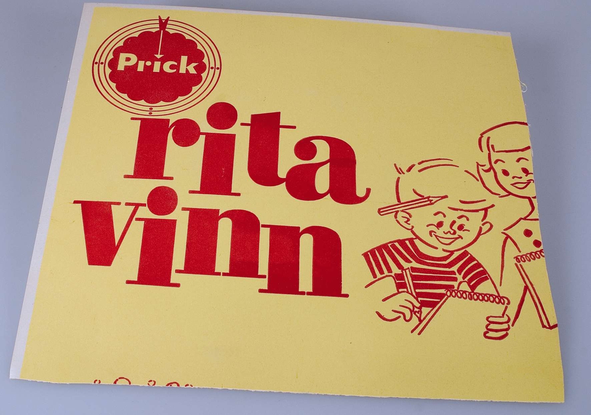 Fyra klichéer av metall, monterade på kvadratiska plattor av skiktlimmat trä. Rester av färg. Två skivor av papp hör till de fyra klichéerna, den ena med ett nästan komplett tryck utifrån klichéerna. Alla delar har förvarats i ett paket inslaget med brunt papper med följande text: Hugo Löjdquist tryckeri, Tierp, utför moderna trycksaker för handel och industri.
