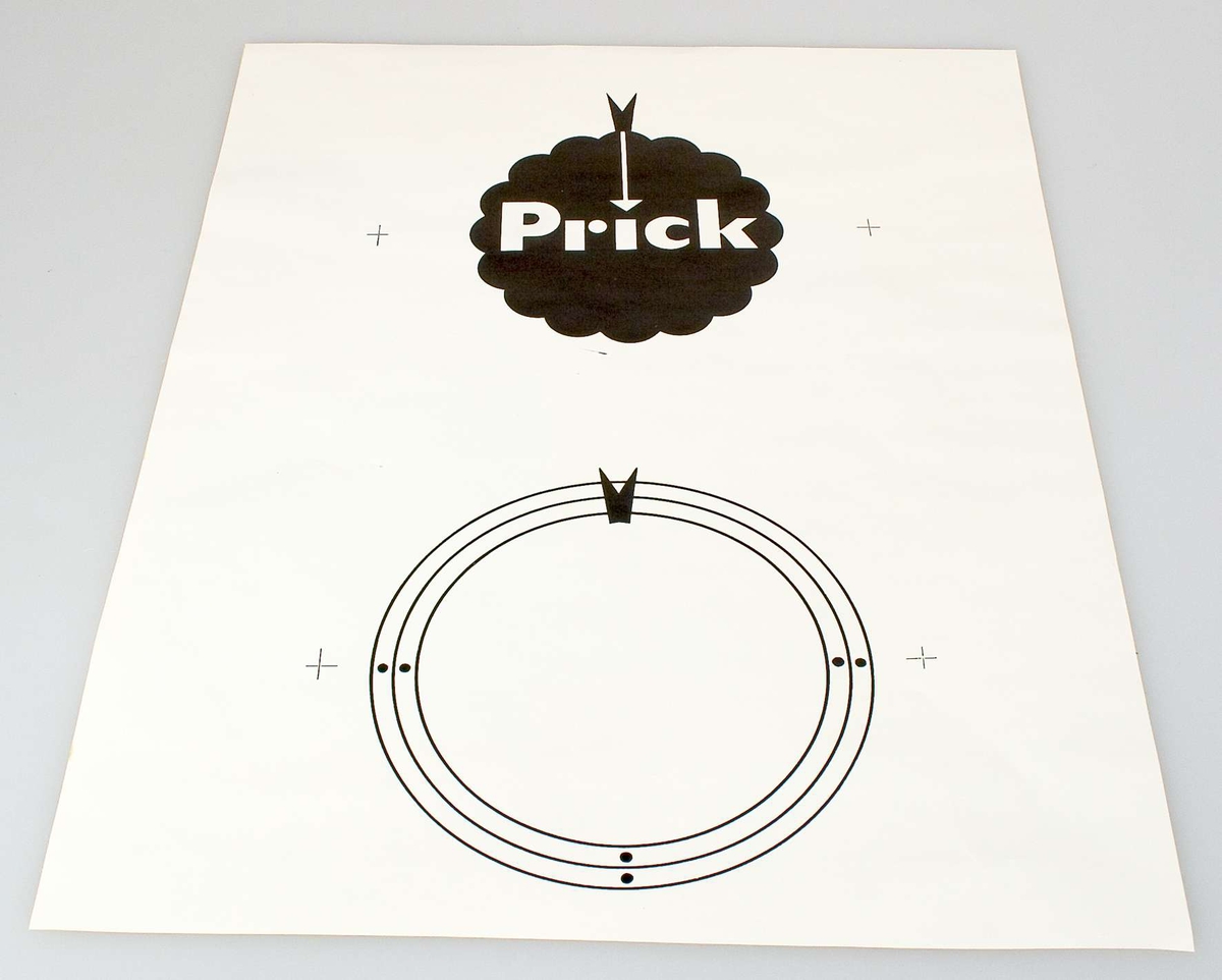 Sex klichéer av metall, olika storlekar och former. Alla klichéerna har förvarats i samma paket, inslaget i brunt omslagspapper på vilken en etikett med texten: Aktiebolaget Herman Stenberg, Textilvägen 7, Stockholm, var fäst. Klichéerna var monterade med tejp på bruna pappskivor med handskriven text: Pricks Bärkassar. Klichéerna togs loss från pappen i sambandmed katalogiseringen. I samma paket fanns skisser och förlagor till en papperskasse samt ett exemplar av den färdiga kassen.