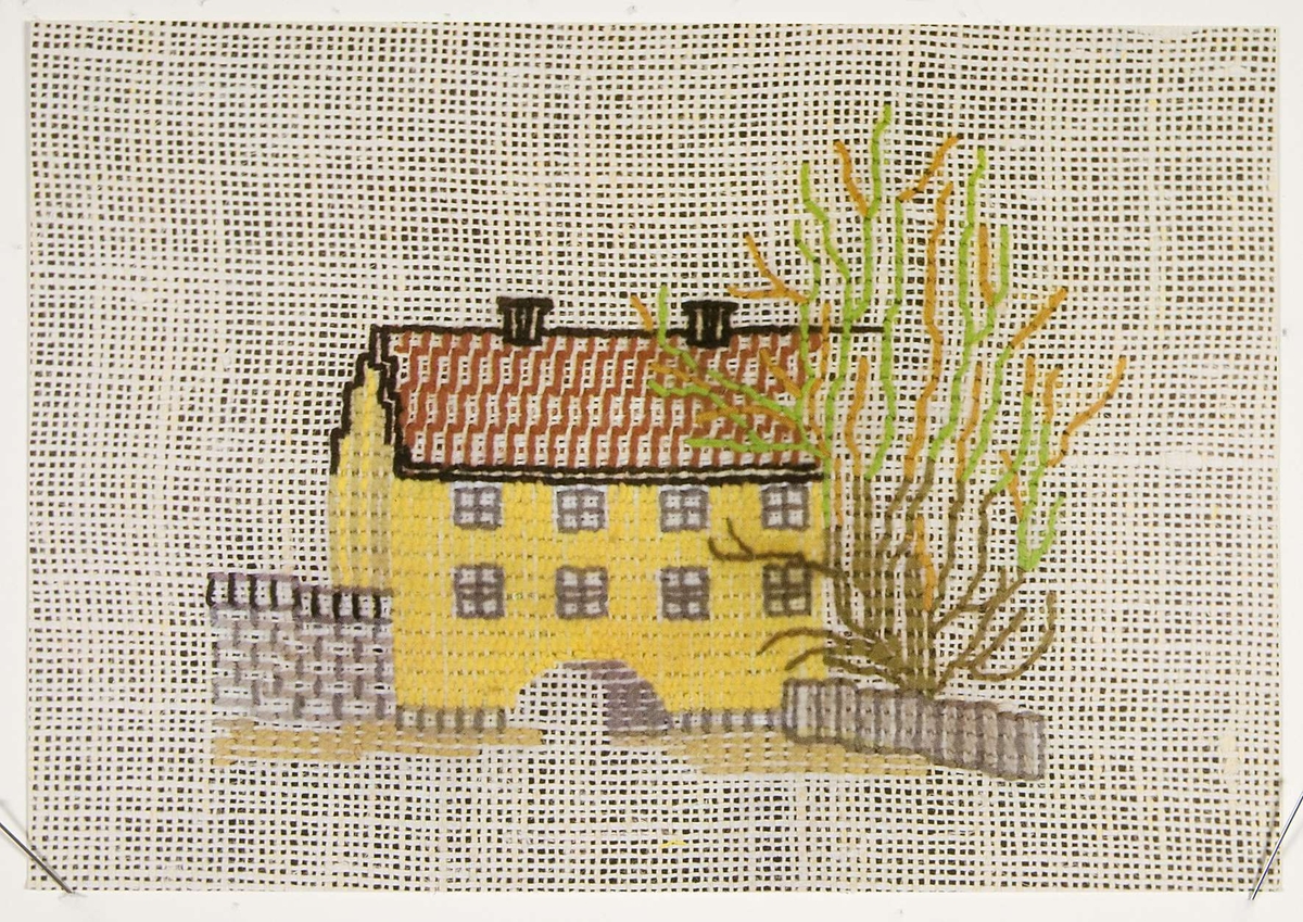 8 stycken fotograferade vykort med broderade motiv av kända byggnader i Uppsala.

Mått: Tre stycken vykort, bredd 26 cm, höjd 16,8 cm. Fem stycken vykort, bredd 21 cm, 14,6 cm.