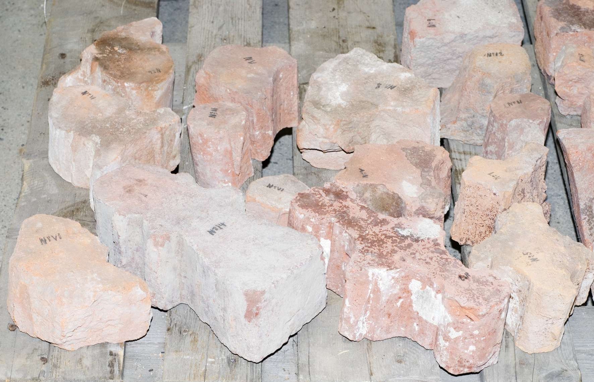 16 formtegel och fyra tegel av rödbrännande lergods. Märkta: Nr 5  - 15.  