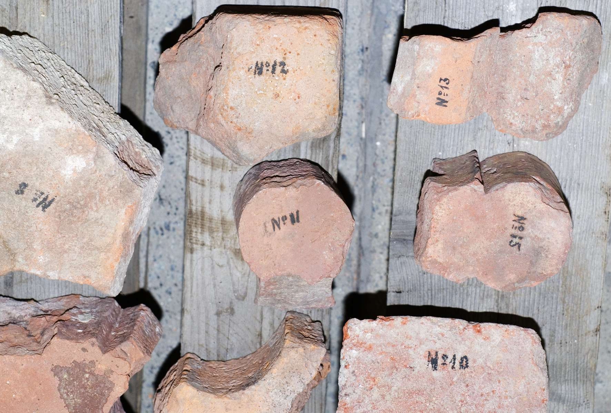 16 formtegel och fyra tegel av rödbrännande lergods. Märkta: Nr 5  - 15.  