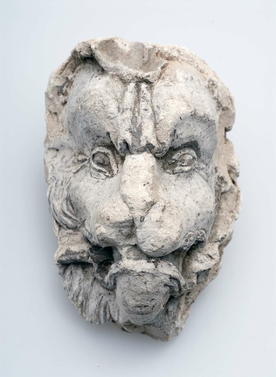 - 11 vitgrå stuckaturfragment föreställande änglar, frukter, dekorationslister, lejontassar och människor. 
- Tre större grönglaserade kakelfragment från kakelugn . Kakelplattorna är dekorerade med en kvinnofigur, en putti med dödskalle och kungafigur. 
- Ett oglaserat kakelfragment föreställande en hönsfågel av något slag, sannolikt en fasan. 