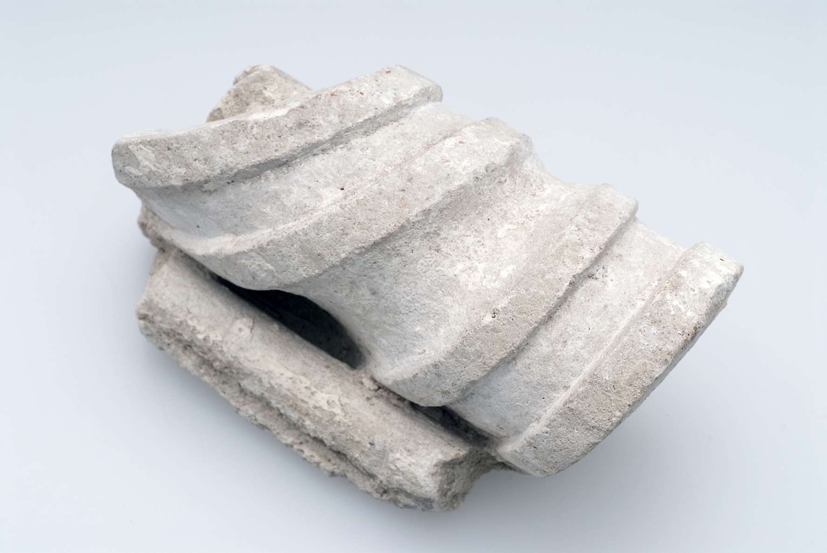 - 11 vitgrå stuckaturfragment föreställande änglar, frukter, dekorationslister, lejontassar och människor. 
- Tre större grönglaserade kakelfragment från kakelugn . Kakelplattorna är dekorerade med en kvinnofigur, en putti med dödskalle och kungafigur. 
- Ett oglaserat kakelfragment föreställande en hönsfågel av något slag, sannolikt en fasan. 