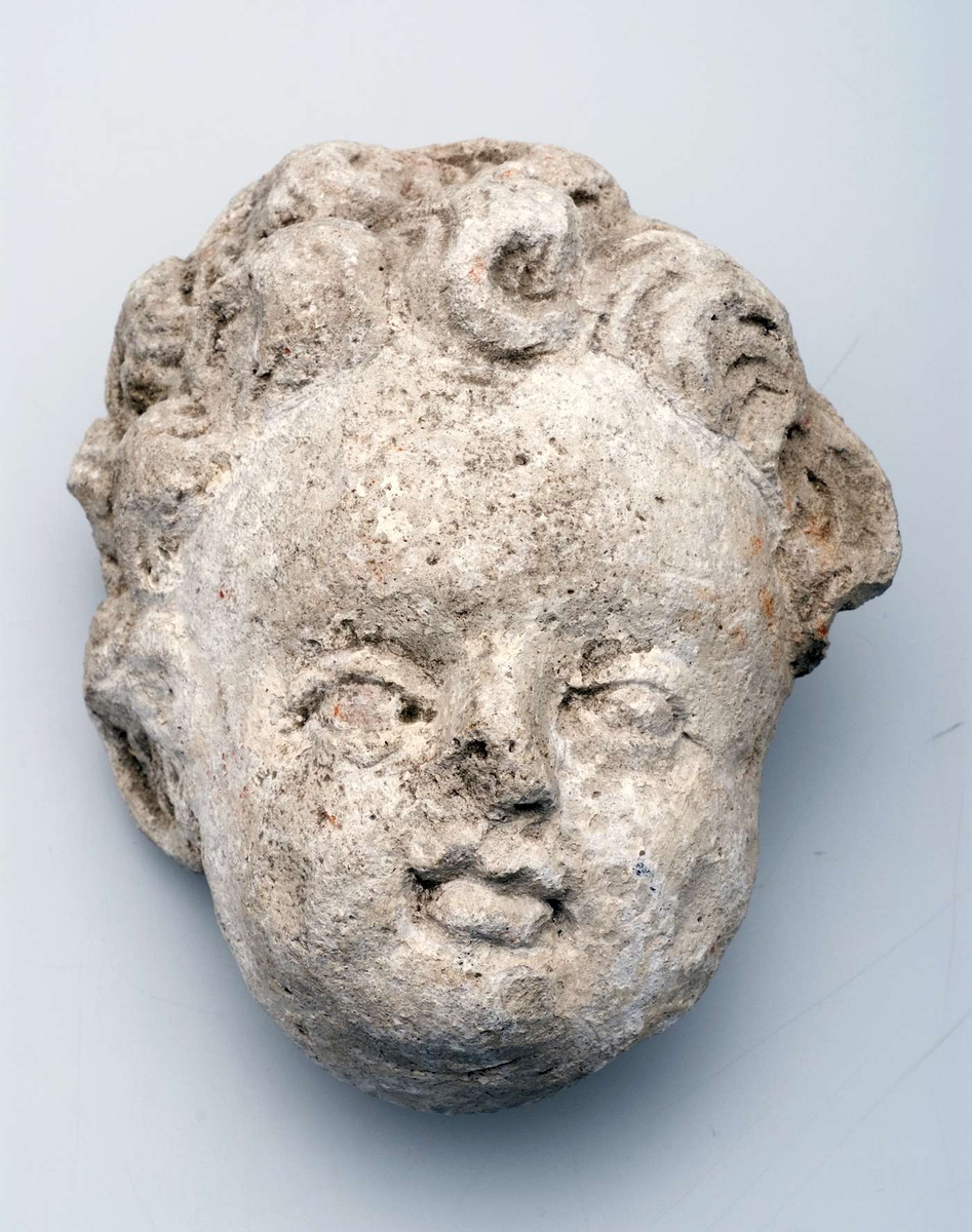 - 11 vitgrå stuckaturfragment föreställande änglar, frukter, dekorationslister, lejontassar och människor. 
- Tre större grönglaserade kakelfragment från kakelugn . Kakelplattorna är dekorerade med en kvinnofigur, en putti med dödskalle och kungafigur. 
- Ett oglaserat kakelfragment föreställande en hönsfågel av något slag, sannolikt en fasan. 