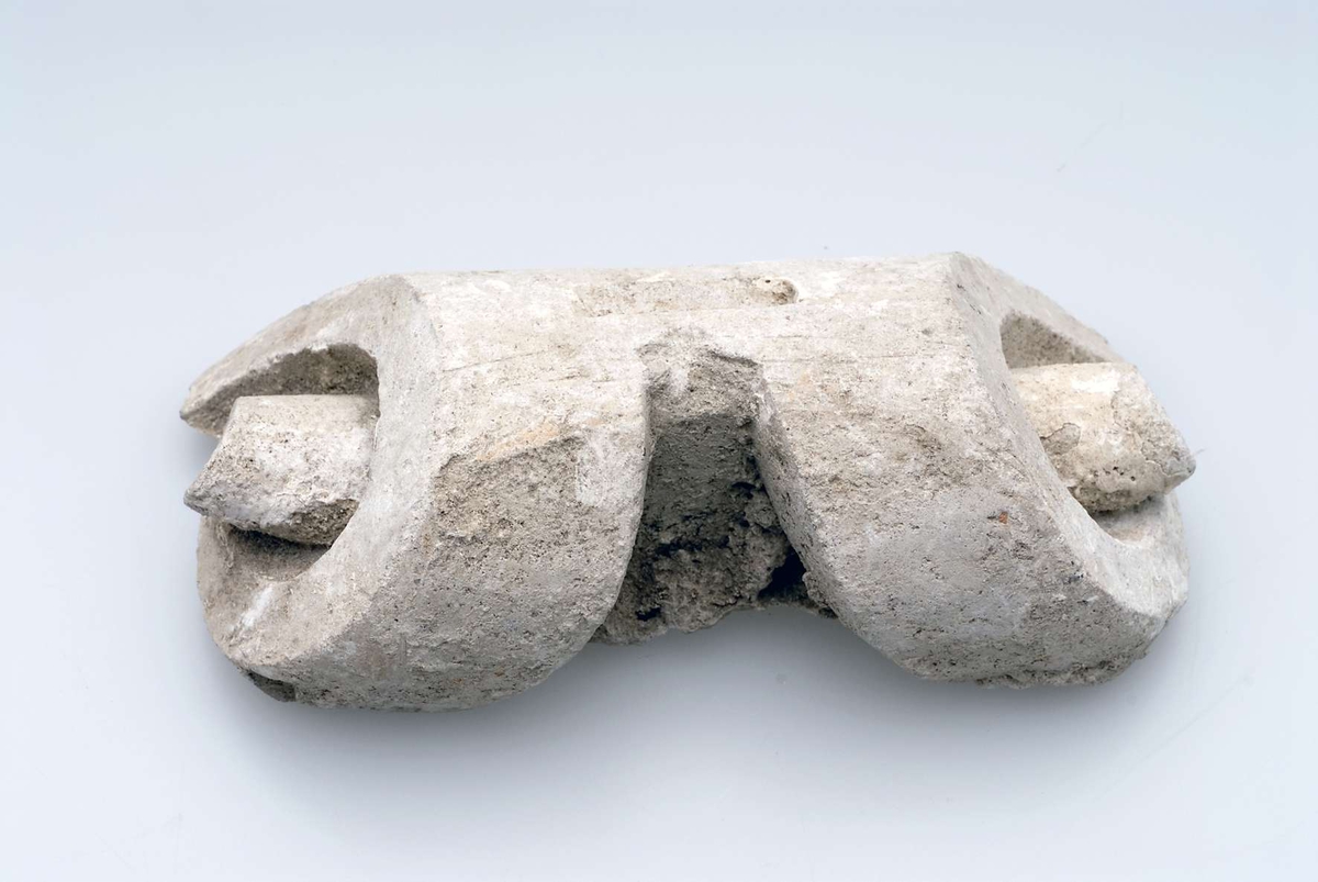 - 11 vitgrå stuckaturfragment föreställande änglar, frukter, dekorationslister, lejontassar och människor. 
- Tre större grönglaserade kakelfragment från kakelugn . Kakelplattorna är dekorerade med en kvinnofigur, en putti med dödskalle och kungafigur. 
- Ett oglaserat kakelfragment föreställande en hönsfågel av något slag, sannolikt en fasan. 