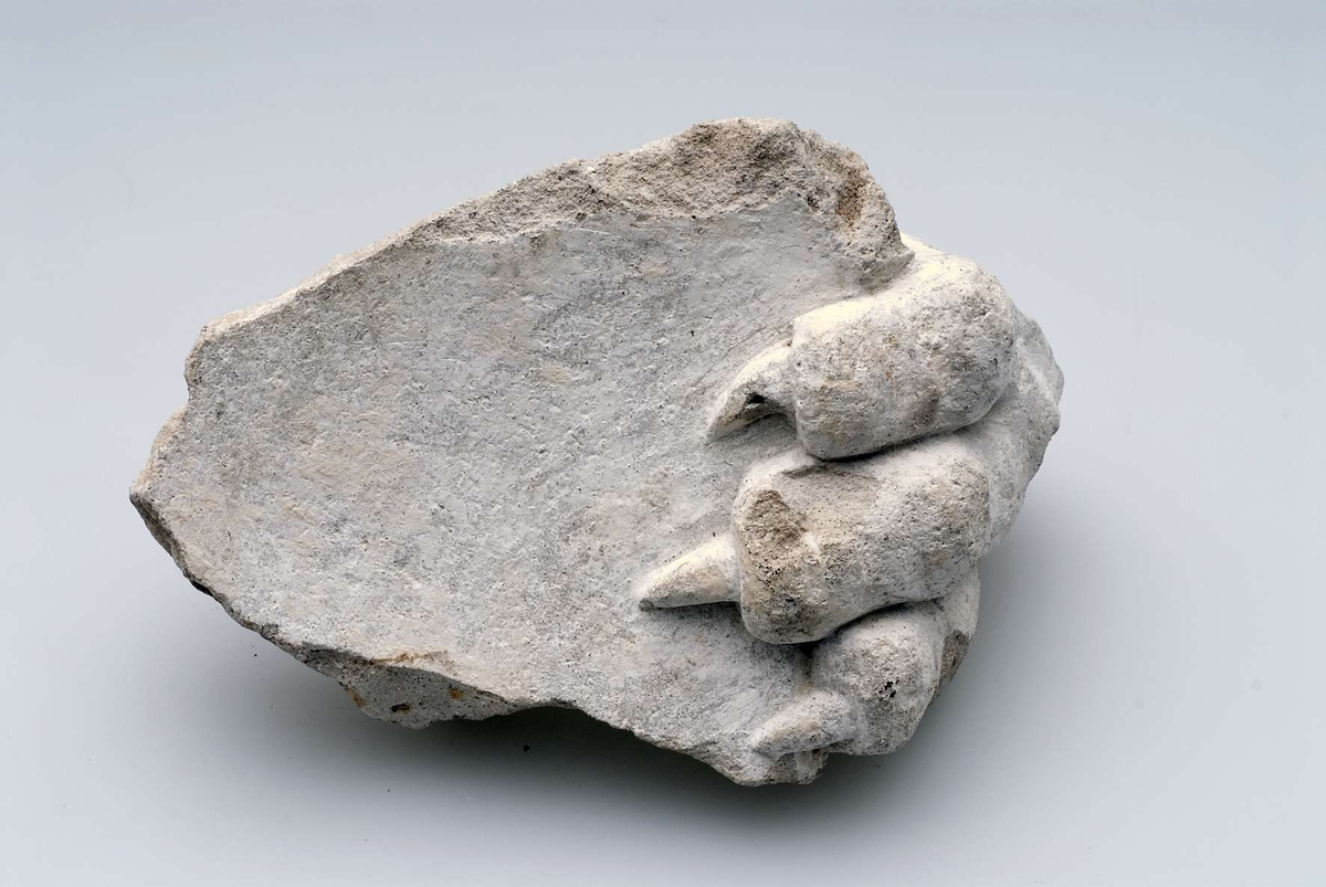 - 11 vitgrå stuckaturfragment föreställande änglar, frukter, dekorationslister, lejontassar och människor. 
- Tre större grönglaserade kakelfragment från kakelugn . Kakelplattorna är dekorerade med en kvinnofigur, en putti med dödskalle och kungafigur. 
- Ett oglaserat kakelfragment föreställande en hönsfågel av något slag, sannolikt en fasan. 