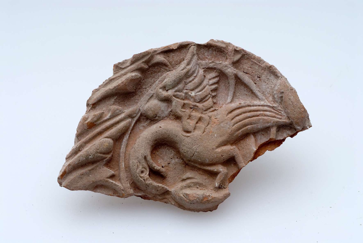 - 11 vitgrå stuckaturfragment föreställande änglar, frukter, dekorationslister, lejontassar och människor. 
- Tre större grönglaserade kakelfragment från kakelugn . Kakelplattorna är dekorerade med en kvinnofigur, en putti med dödskalle och kungafigur. 
- Ett oglaserat kakelfragment föreställande en hönsfågel av något slag, sannolikt en fasan. 