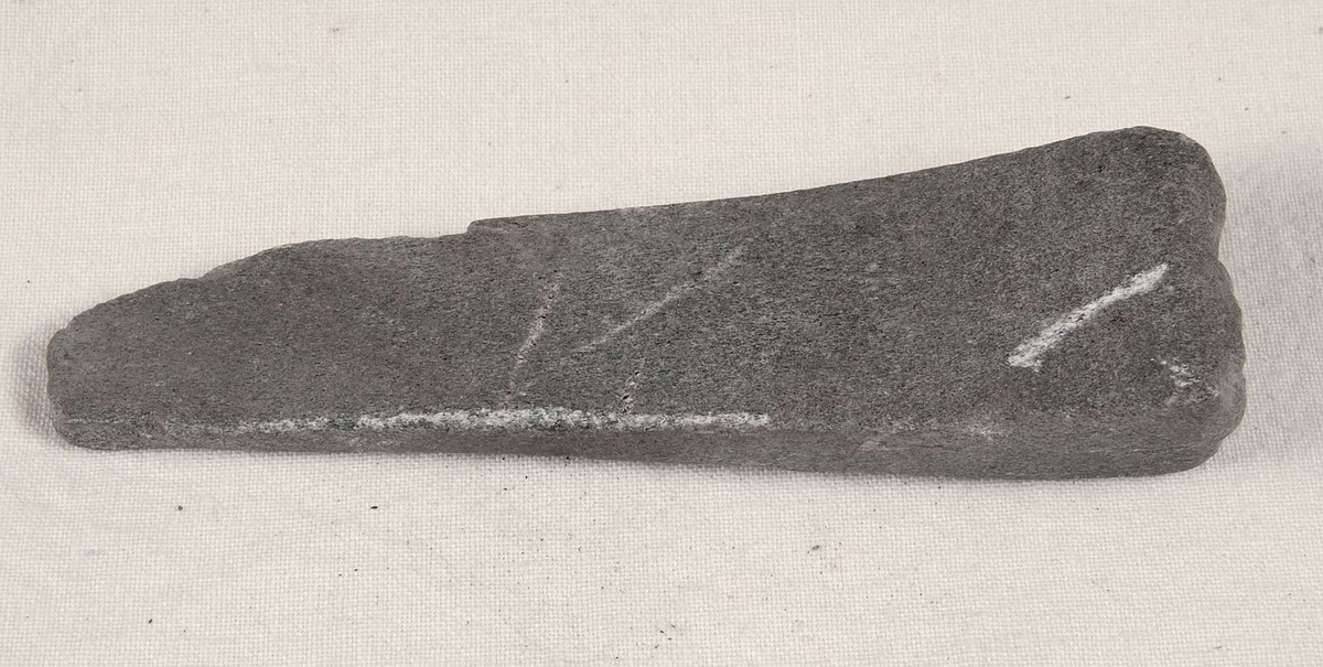 Bryne avskiffer. Fragment. Kilformad. 