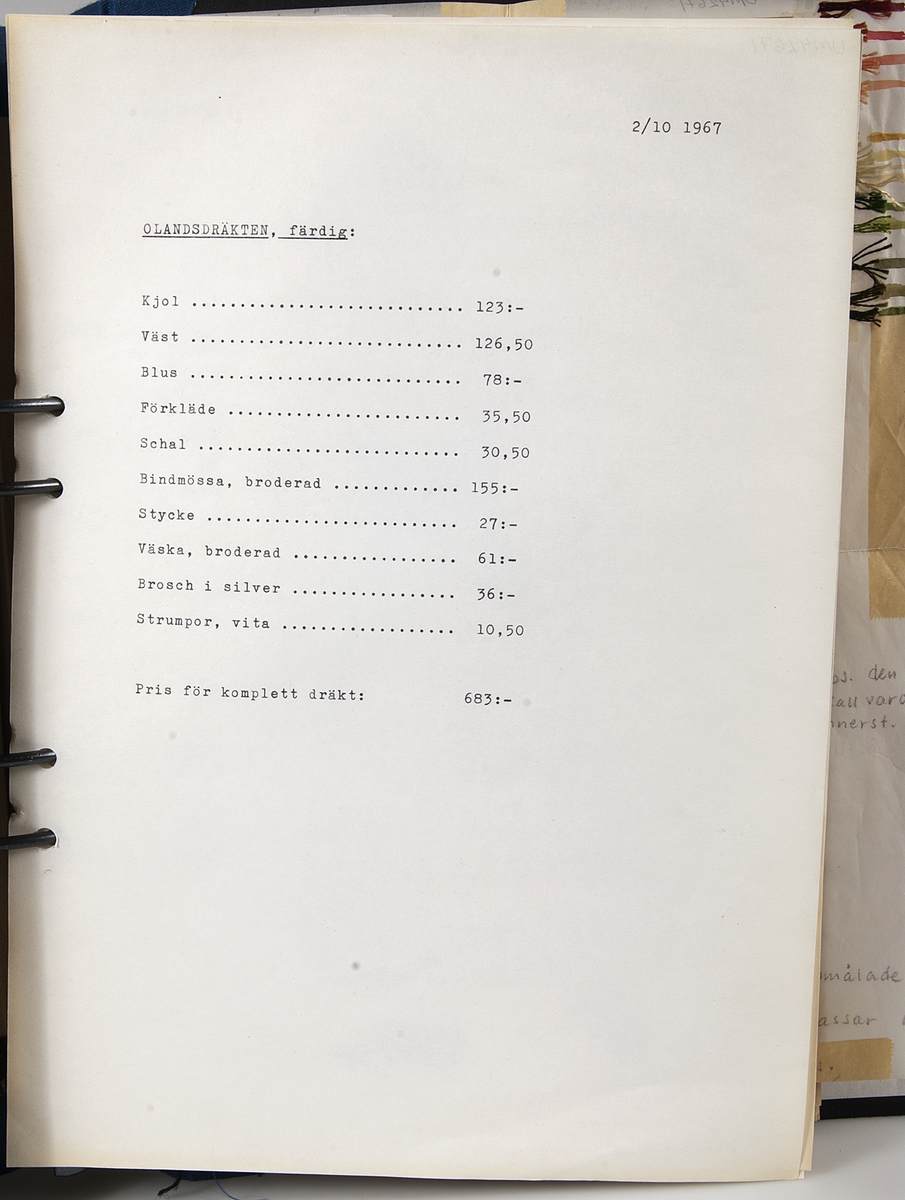 Arbetsritningar, skisser, vävprov med mera. På en del av dessa finns påskrift som anger att de är till Olandsdräkten eller till Häverödräkten.